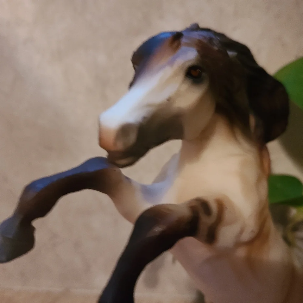 Breyer Sombra Classic Cocoa Dun Bi-Colored Eyes Messenger Series - Picture 4 of 5